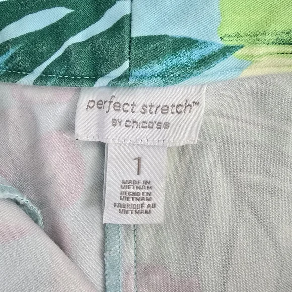 Chicos Sz 1 Perfect Stretch Mystical Blue Blossoms Floral Tropical Capri Pants - Picture 5 of 12